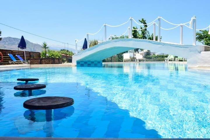 Appartement de vacances pour 2 personnes, avec piscine ainsi que jardin et vue
