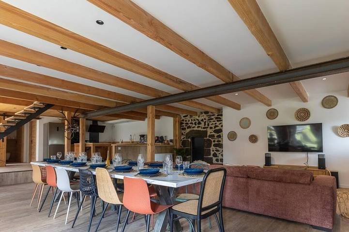 Location de vacances pour 15 personnes, avec balcon et jardin à Saint-Victor-la-Rivière