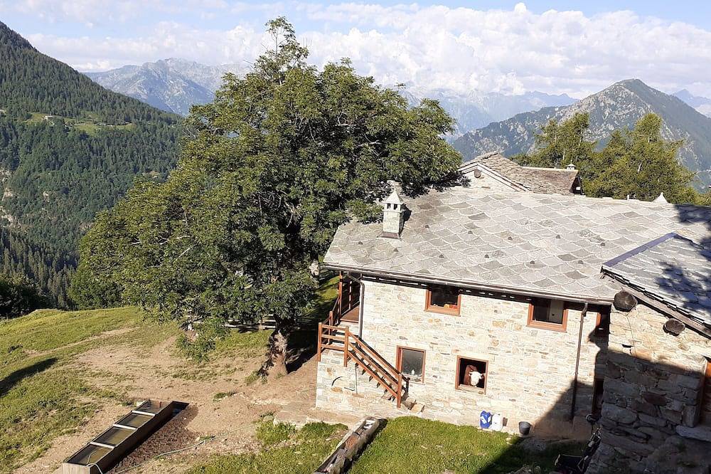 Encantadora casita en los pastos alpinos in Comune di Lillianes, Alpes del Valais