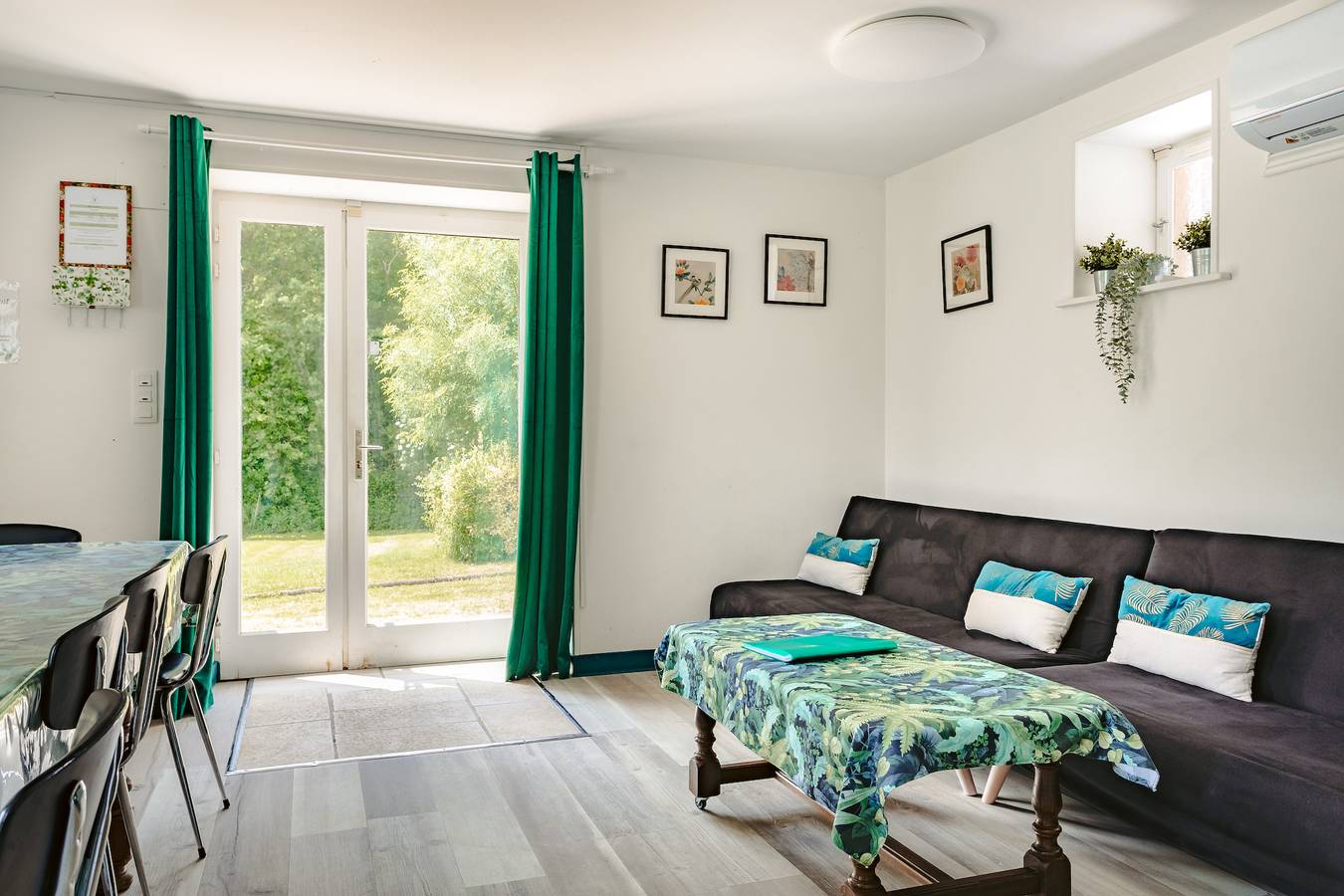 Maison de Vacances 'Du Parc' avec Vue sur le Lac, Wi-Fi et Climatisation in Genouillé, Région de Rochefort
