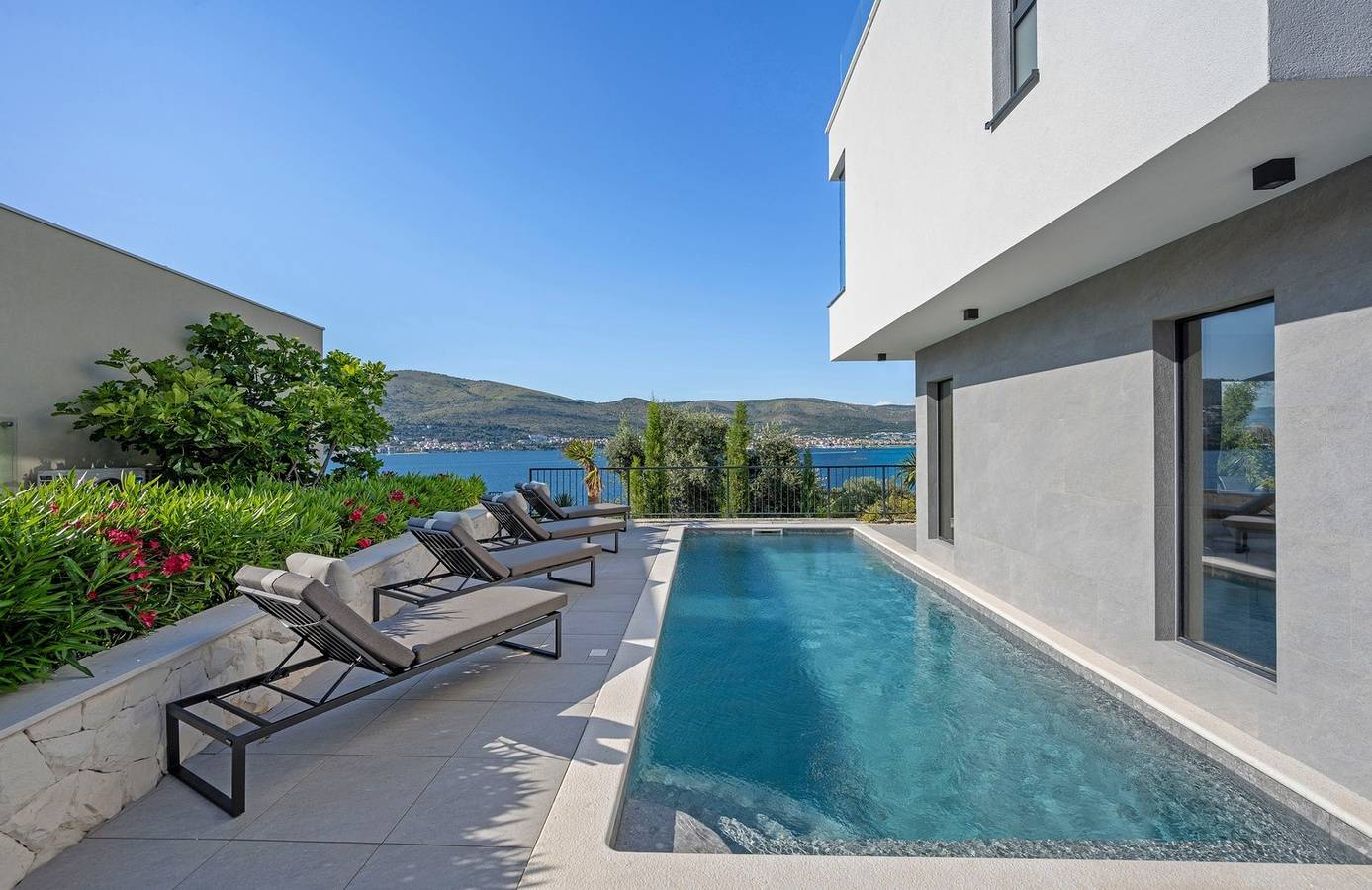 Villa Moderno seaview heated pool in Okrug Donji, Čiovo