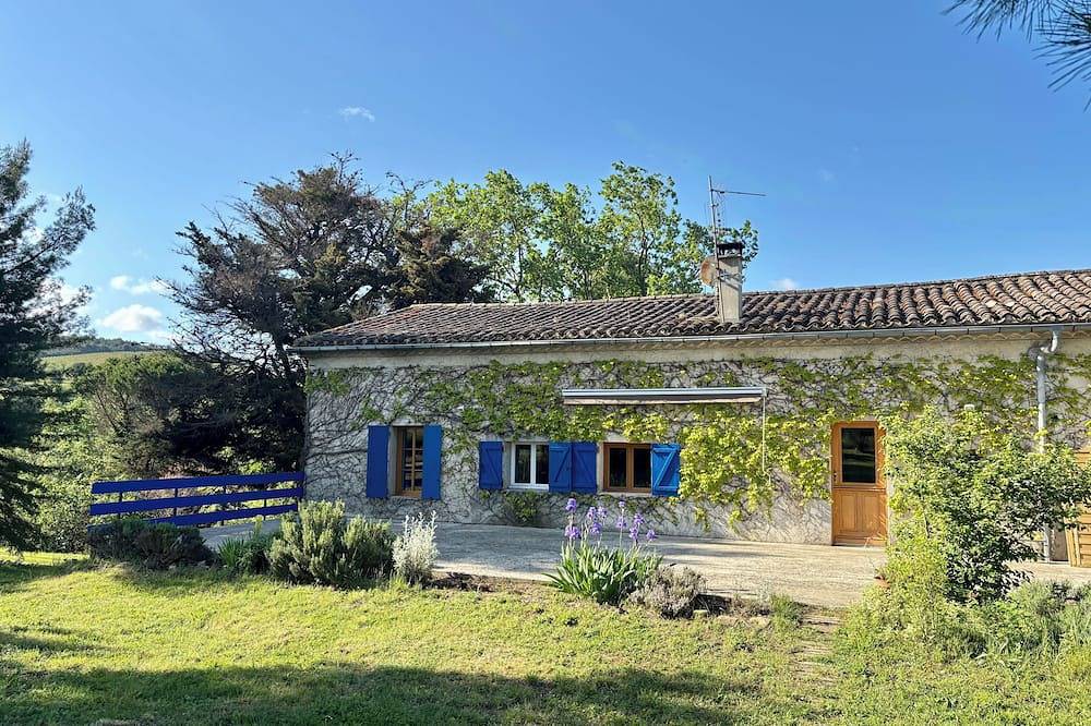 Renovated, air-conditioned gîte with private garden \"Aux Volets Bleus in Limoux, Limoux region