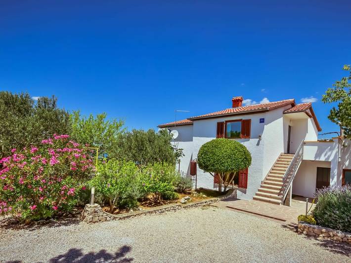 Ferienhaus für 10 Personen, mit Balkon und Terrasse sowie Garten in Maslenica