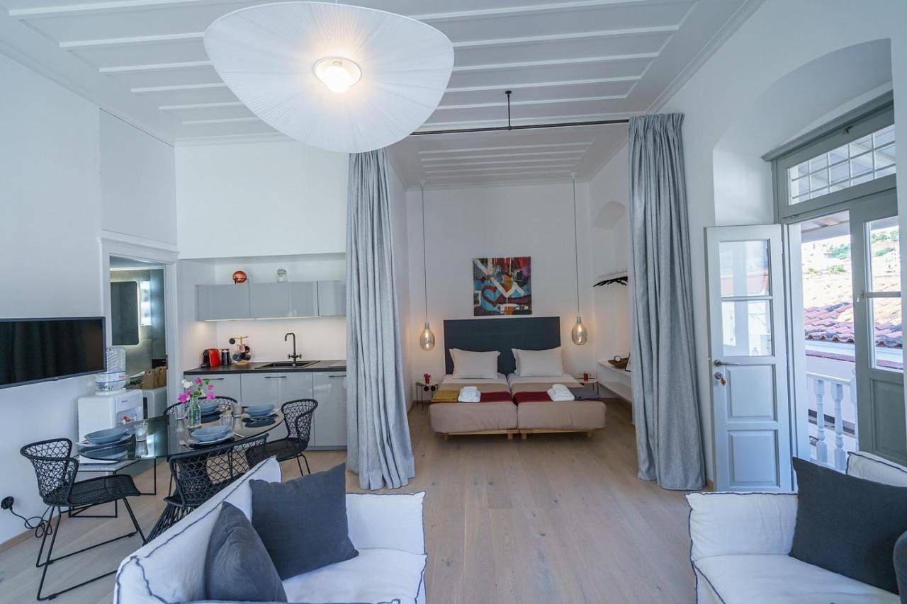 Deluxe Apartment in Hydra