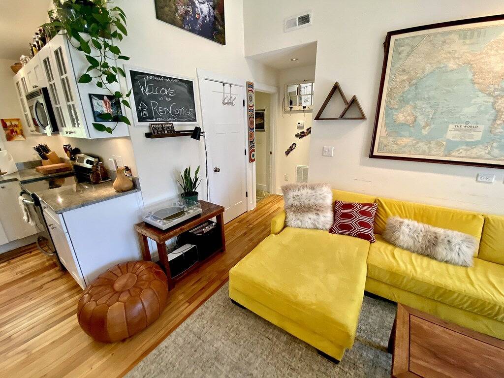 Incredible fenced in dog friendly cottage in downtown Brevard with hot tub! in Brevard, Transylvania County