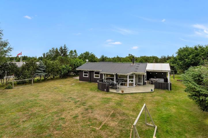 Feriehus for 8 personer, med jacuzzi og sauna i tillegg til terrasse i Hals