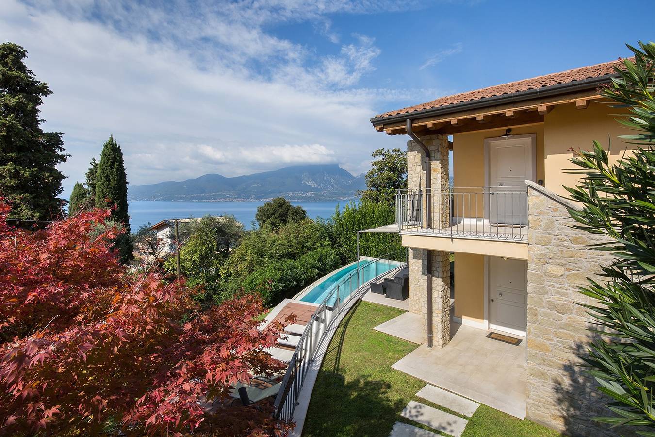 Villa Loncrino: Exklusive Villa mit Seeblick, privatem Pool und Garten in Torri del Benaco in Torri del Benaco, Gardasee-Berge