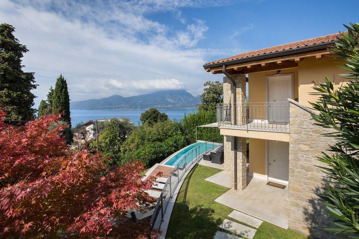 Ferienhaus für 12 Personen, mit Balkon und Garten sowie Kinderpool und Seeblick am Gardasee