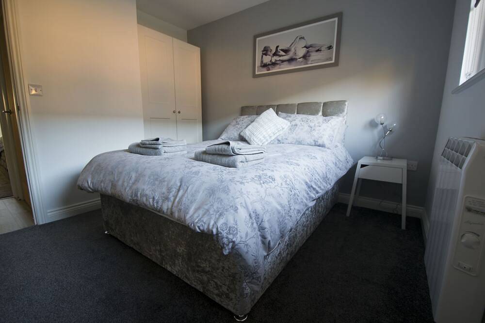 The Hideaway - stunning 3 bedroom lodge with top of the range hot tub in Northumberland National Park
