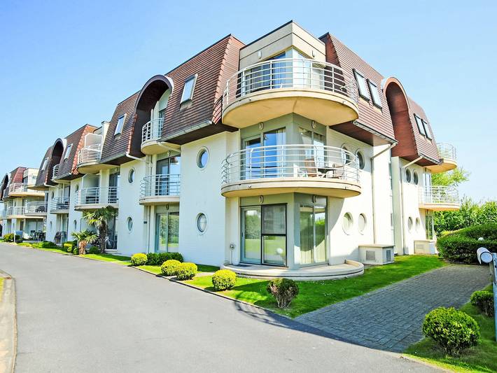 Geheel appartement, Deauville with pool & balcony in Bredene, Belgische Kust