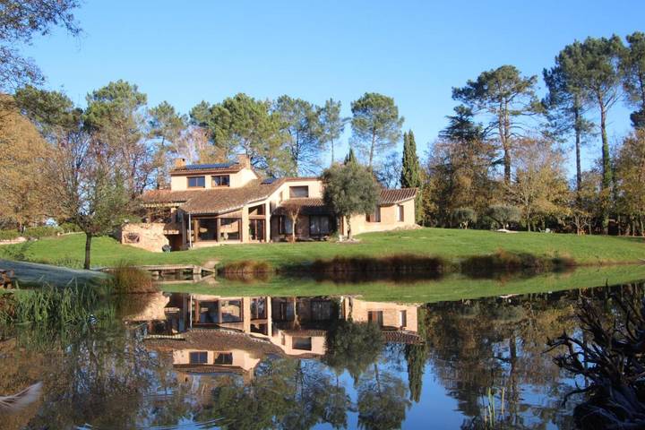 Location de vacances pour 2 personnes, avec vue et piscine ainsi que terrasse et jardin à Gabarret