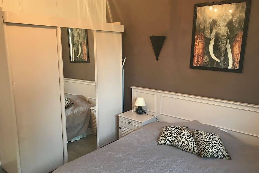 \"Terrasse\" located 200 m from the beach and 500 m from the town center in Ouistreham, Caen region