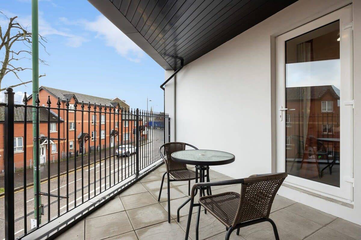 Ganze Wohnung, East Village 1 Bed Apartment in Belfast w Balcony in Belfast, Grafschaft Down