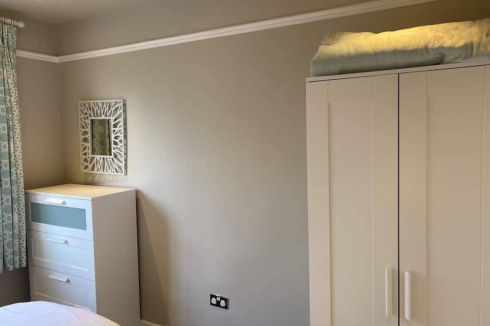 The Anchorage, pet friendly, character holiday cottage in Bournemouth in Bournemouth, South West England