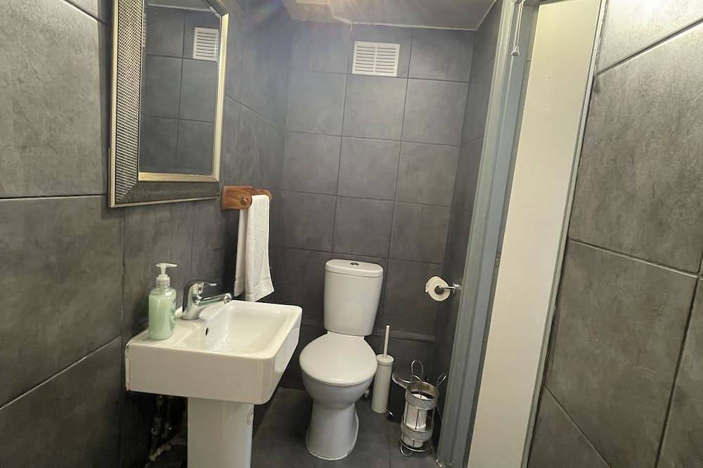 Comfortable Twin Room - Shared Bathroom - M in Camden, London