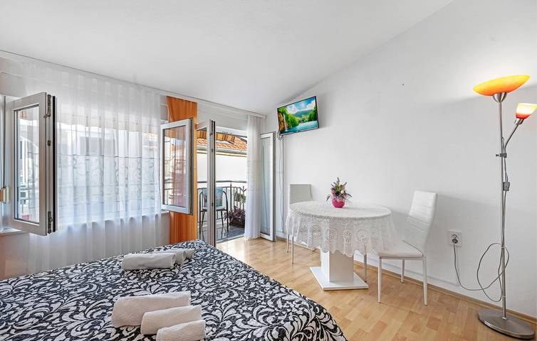 Ganze Ferienwohnung, Gemütliche Ferienwohnung mit Terrasse, Küche und Zugang zum Strand – 1000 m entfernt in Vodice, Šibenik-Knin