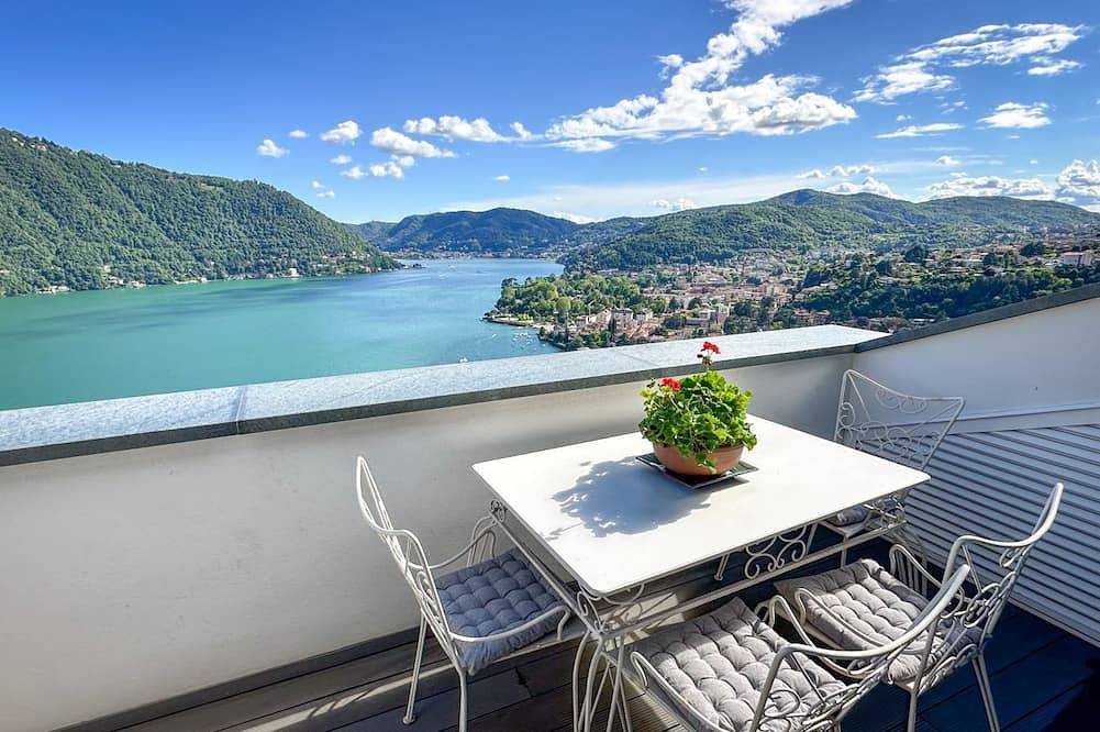 Ganze Wohnung, The Cleric. New/ Ac/Lake Views/Terrace/Parking in Rovenna, Cernobbio