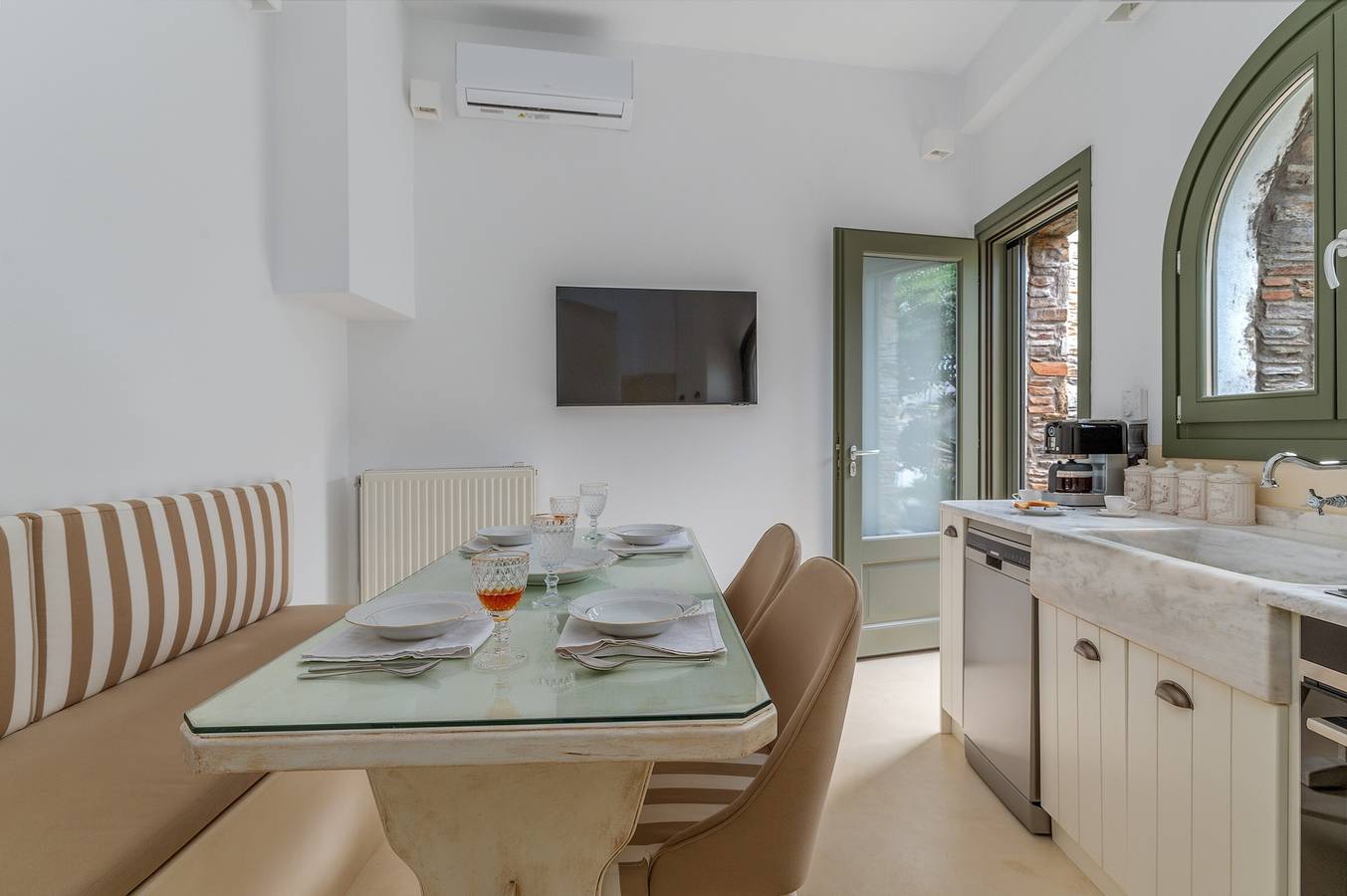 Ganze Wohnung, Ferienwohnung 'Mrs Kalis Cottage' mit Bergblick, Garten und Wlan in Andros