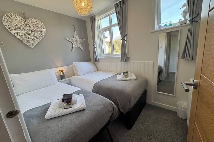 Ganze Wohnung, Beach 180: Beachfront Apartment, Sea views & Private Driveway Parking in Worthing, West Sussex