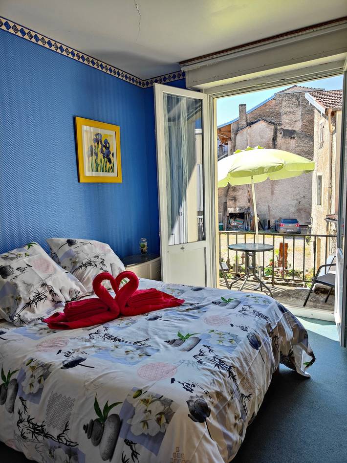 Chambre « Domaine du Cèdre » avec terrasse partagée, balcon et Wi-Fi in La Vôge-les-Bains, Région d'Épinal