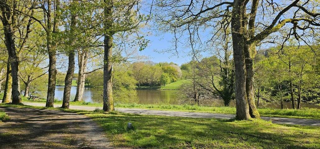 Location de vacances pour 6 personnes, avec vue ainsi que vue sur le lac et terrasse à Ladignac-le-Long - 3
