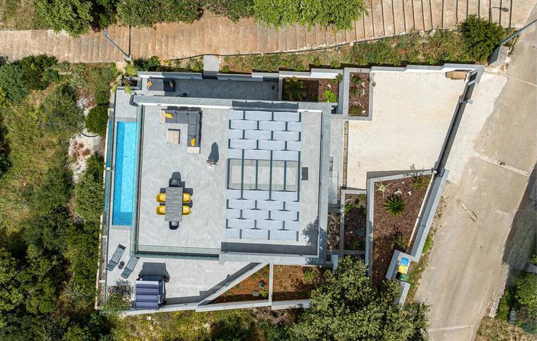 Cozy 2BR Apartment with Pool & Beach Access - WiFi & Parking Included in Čara, Korcula