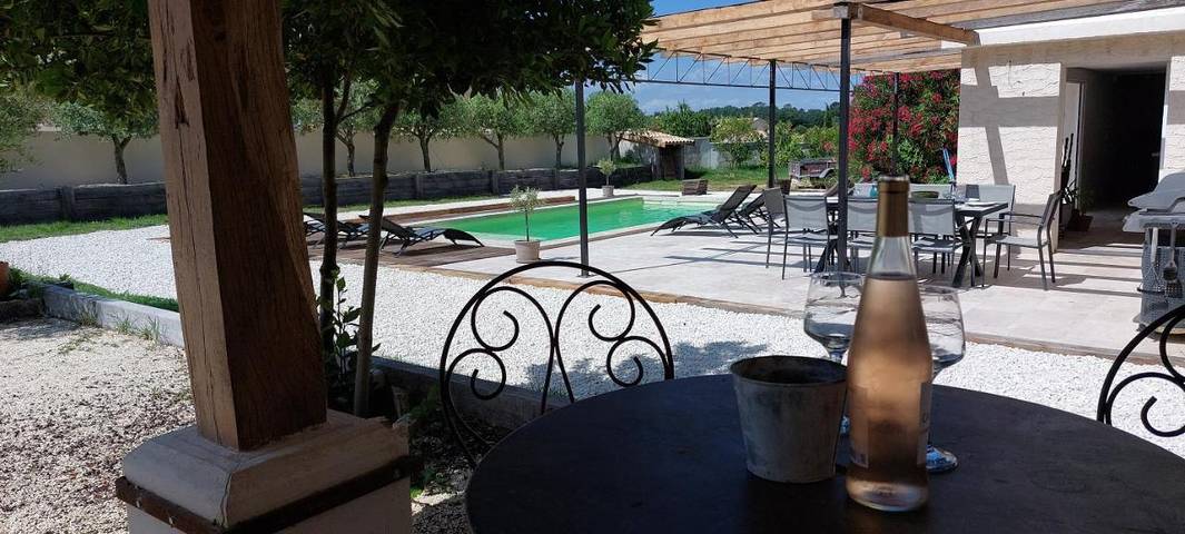 Location de vacances pour 10 personnes, avec piscine ainsi que jardin et vue à Saint-Paul-Trois-Châteaux