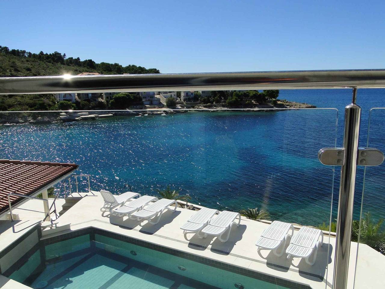 Hel ferieleilighet, Holiday apartment with pool use and sea views in Primosten, Šibenik-Knin