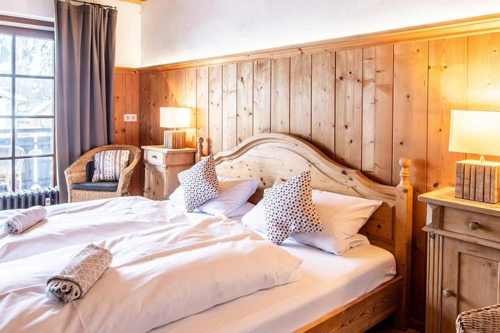 Ferienwohnung für 4 Personen, mit Balkon und Terrasse sowie Sauna und Ausblick in Oberammergau