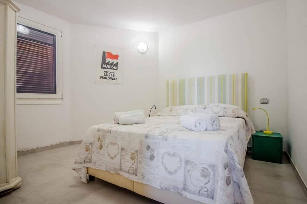 Entire apartment, A charming and spacious 85 square meters terraced house, perfect for four people, located on the ground floor of a condominium.The property is located in Porto Cervo, one of Sardinia's most charming towns, just 650 meters from the famous Piazza.The accom in Arzachena, Costa Smeralda