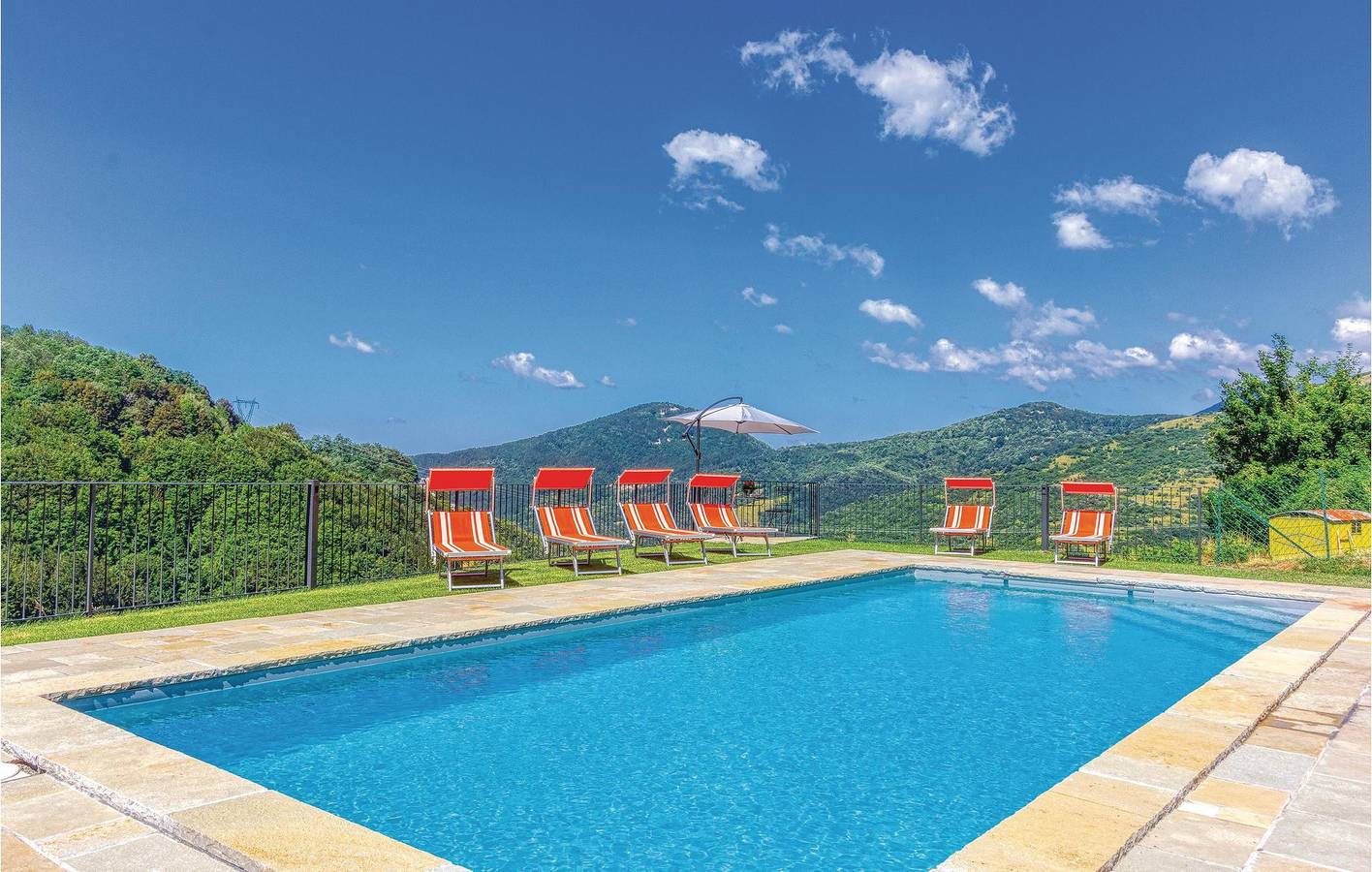 Ganze Ferienwohnung, Appartement am Pool mit Parkplatz & WiFi in Fivizzano, Nationalpark Toskanisch-Emilianischer Apennin