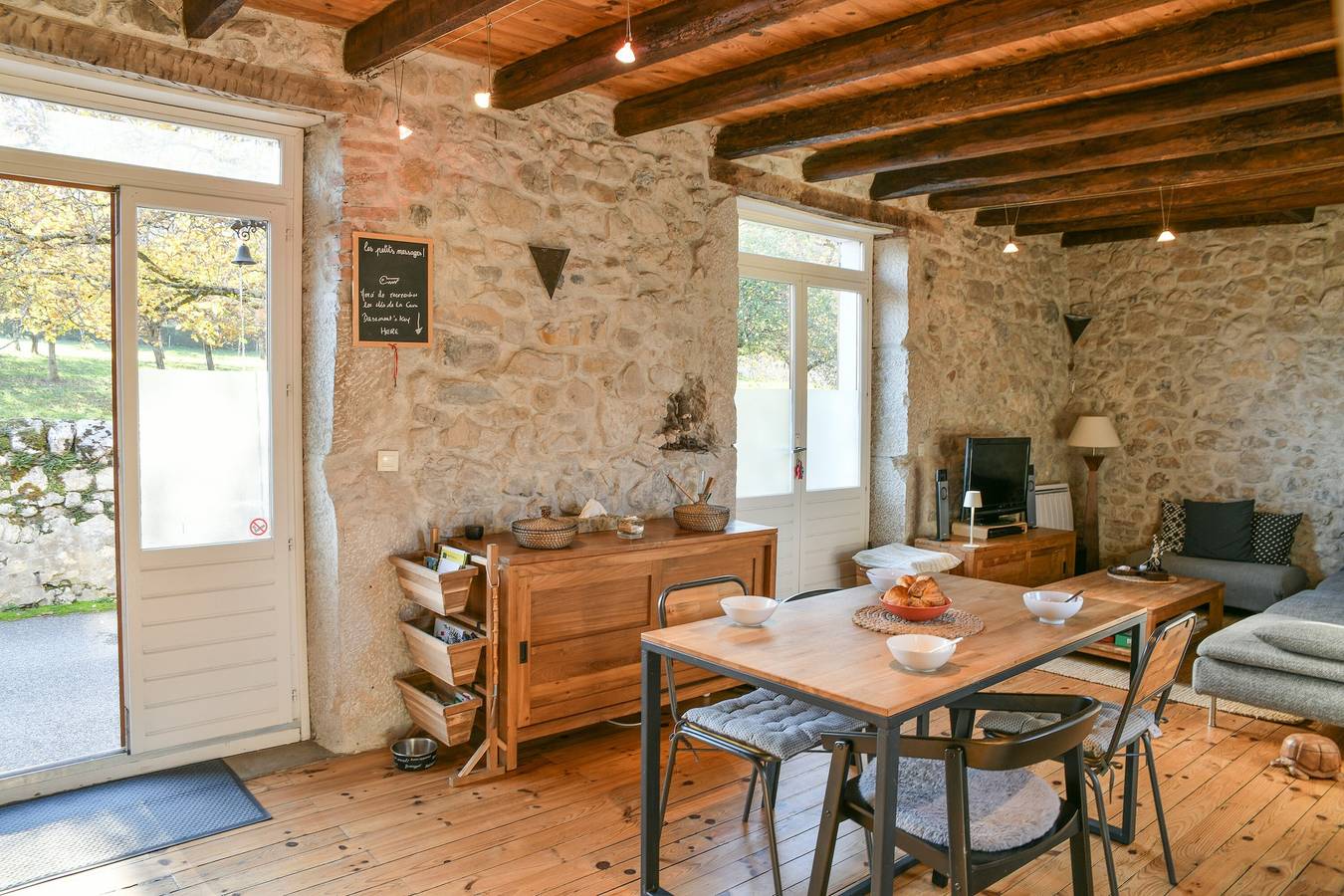 Holiday Home 'Casa Mialy - Clim Wifi Terrasse' with Mountain View, Wi-Fi and Air Conditioning in Saint-Vincent-de-Mercuze, Isère