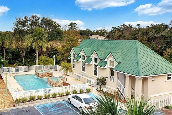 Vacation rental for 8 people, with balcony and pool in St. Simons Island