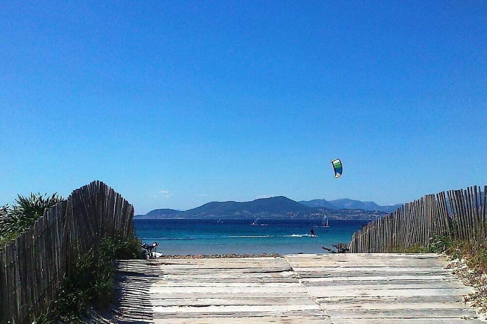 Appartement entier, Joli Studio, résidence de vacances pieds dans l'eau Hyeres - Presqu'île de Giens in La Bergerie, Hyeres