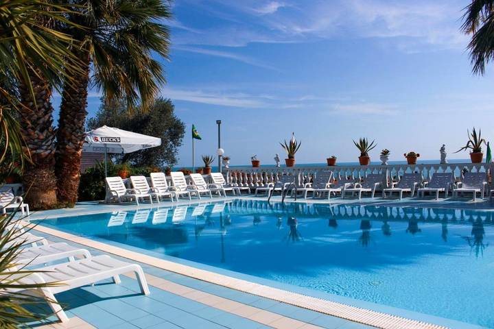 Location de vacances pour 4 personnes, avec terrasse ainsi que jardin et piscine à Cupra Marittima - 3