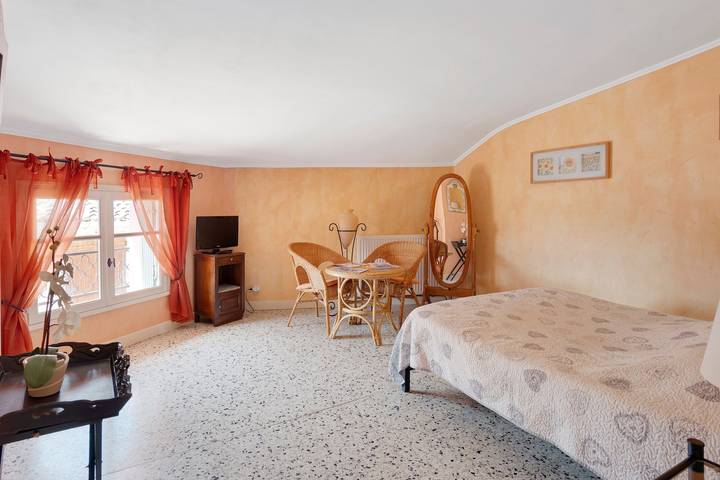 Chambre d’hôtes « Le Clos Mazerolles - Chambre Orange » avec piscine partagée, Wi-Fi et clim in Cruzy, Côte méditerranéenne (France)