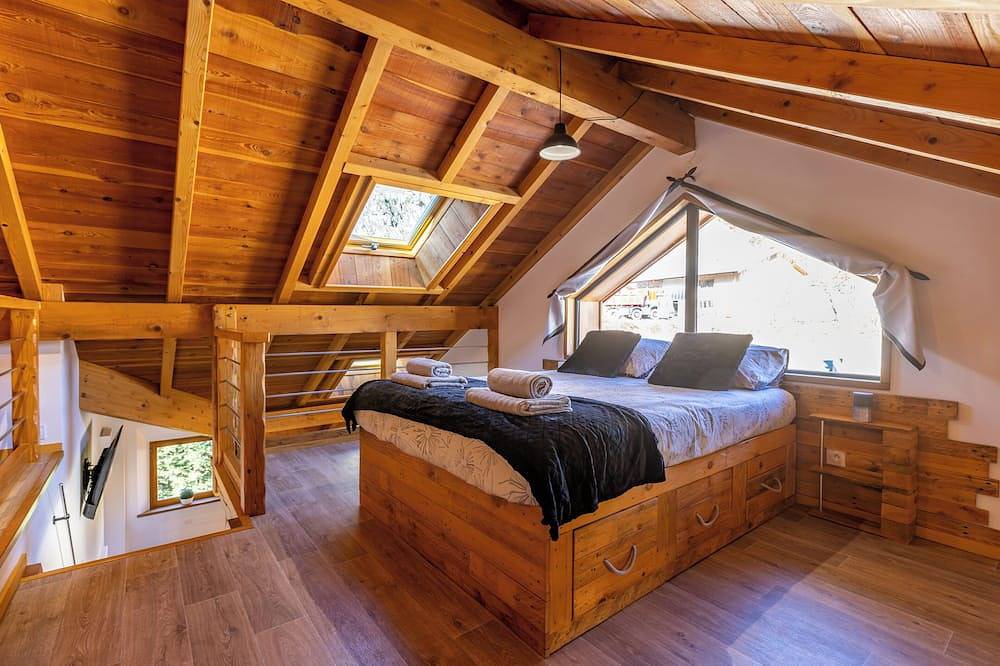 Ganze Wohnung, Chalet-style apartment - Parking - Quiet and cosy in Saint-Martin-de-Queyrières, Nationalpark Écrins