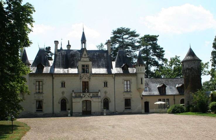 Location de vacances pour 3 personnes, avec jardin ainsi que piscine et vue à Vivy