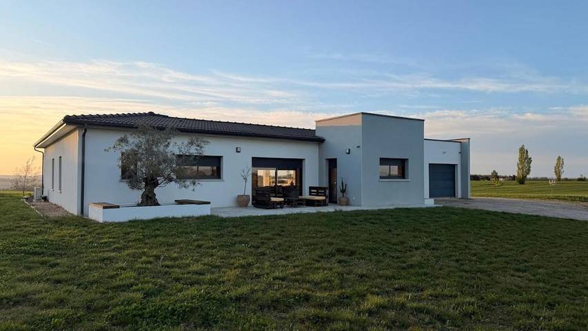 Villa pour 8 personnes, avec Terrasse et Jardin ainsi que Piscine et Vue