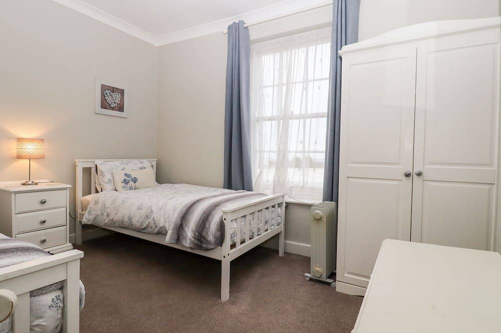 Sea Beach Cottage, pet friendly, with a garden in Eastbourne in Eastbourne, East Sussex