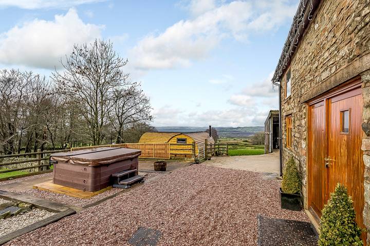 Holiday home for 6 people, with terrace and garden as well as hot tub in Peak District