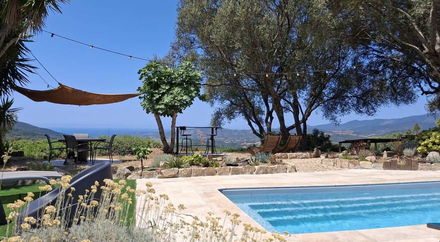 Location de vacances pour 2 personnes, avec Terrasse ainsi que Jardin et Piscine en Corse