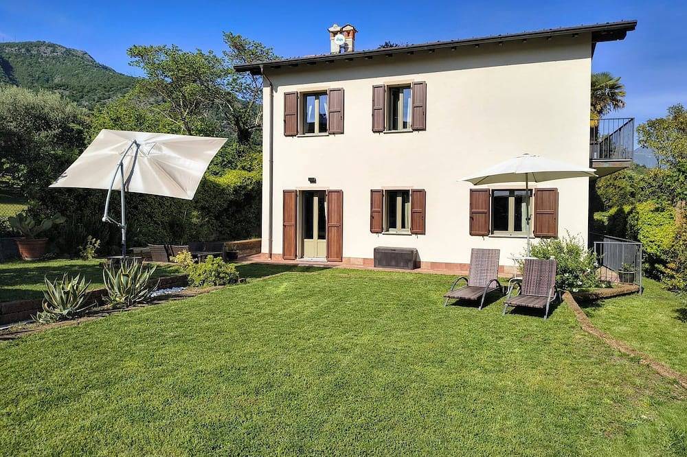 Villa La Bolvedrina: private garden with Bbq, 100 meters from the Lake. in Tremezzo, Gemeinde Tremezzina