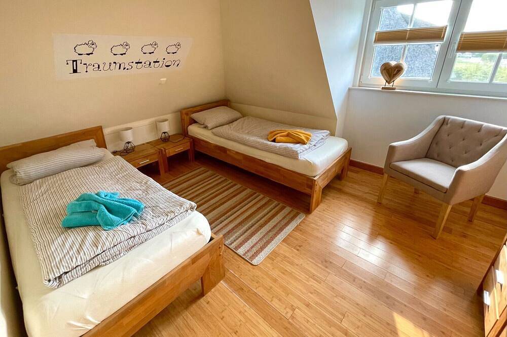 Kinderfreundliches Ferienhaus \"Strohhut\" in Zinnowitz. Der Außen-Whirlpool mit Blick auf das Achterwasser ist das besondere Highlight. Sauna und Strandkorb sorgen für erholsame Urlaubstage. in Zinnowitz, Usedomer Norden