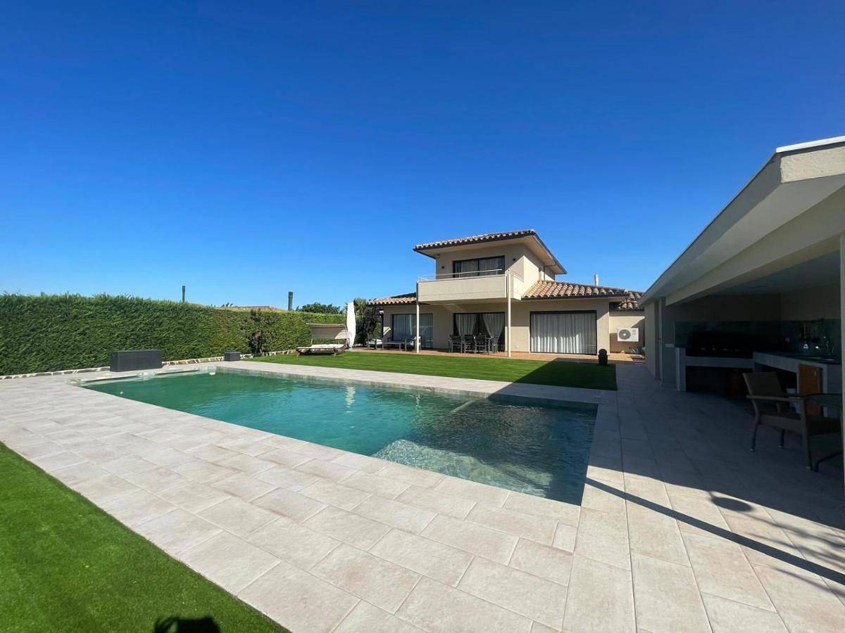 Villa in Navata, Oberampurien