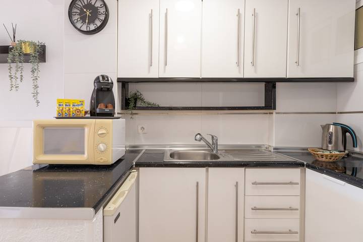 Entire studio, Studio Apartment 'Estudio Ed Jupiter Benalmadena' with Sea View, Wi-Fi and Shared Pool in Benalmádena Costa, Benalmádena