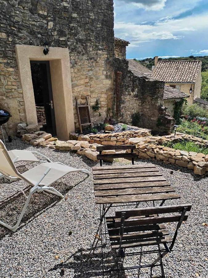 Gîte pour 2 personnes, avec terrasse et jardin à Lagarde-Paréol
