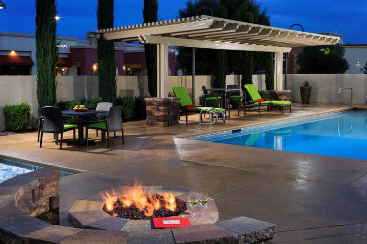 Hôtel pour 2 personnes, avec balcon ainsi que jacuzzi et piscine, animaux acceptés