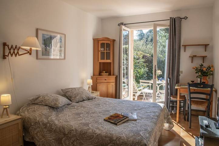 Ganze Wohnung, Charmantes Studio in der Villa in Saint Paul de Vence mit Terrasse und Garten in Saint-Paul-de-Vence, Mittelmeerküste (Frankreich)