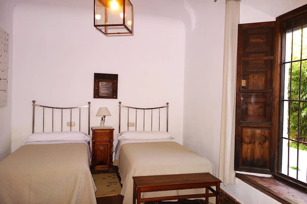 Casa rural con encanto y piscina a 3 km de la ciudad de Granada. Aparcamiento in Churriana de la Vega, Provincia de Granada